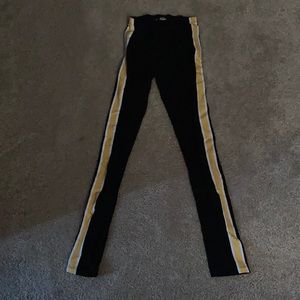 Pants that will go good with a yellow shirt